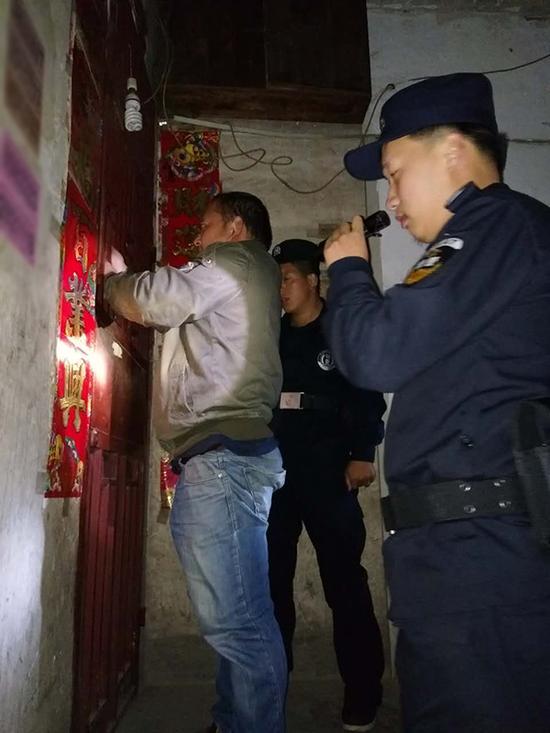 德州粗心妈妈误将幼女锁家中 民警全城寻开锁师傅开门